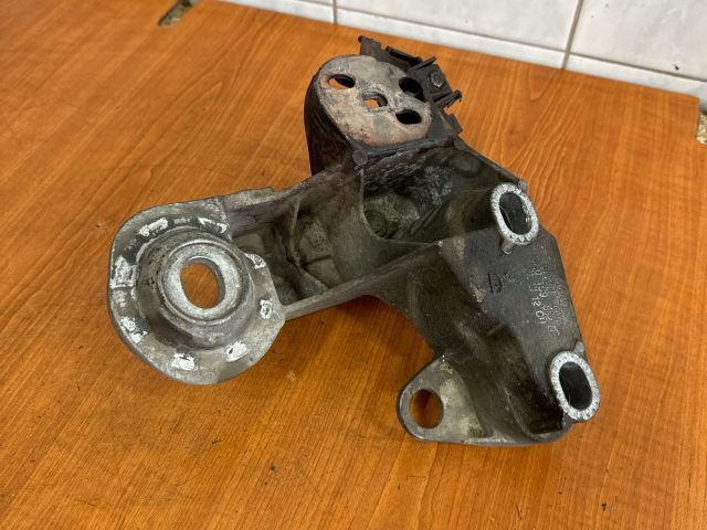 bontott AUDI A4 B6 Motor Tartó Bak (Fém)