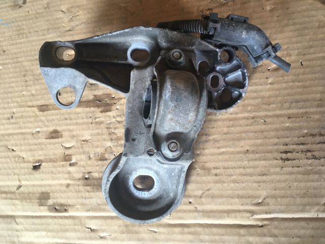 bontott AUDI A4 B6 Motor Tartó Bak Jobb