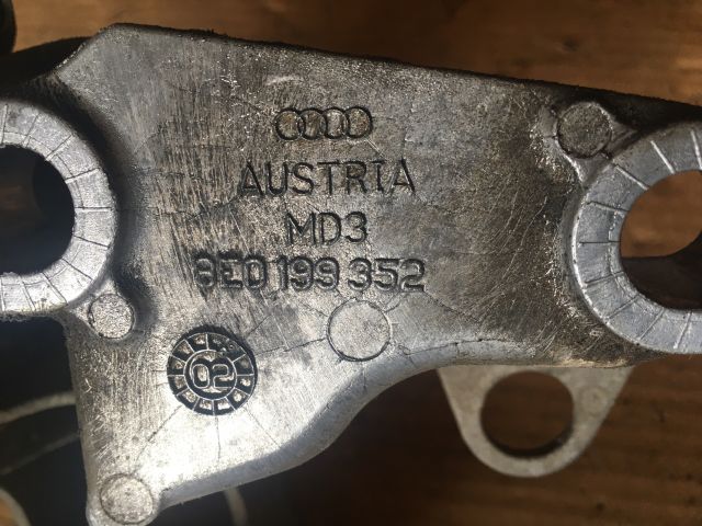 bontott AUDI A4 B6 Motor Tartó Bak Jobb