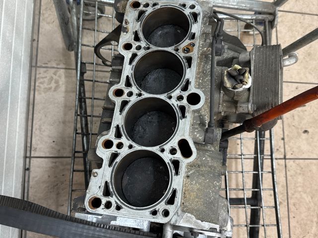 bontott AUDI A4 B6 Motorblokk (Fűzött)