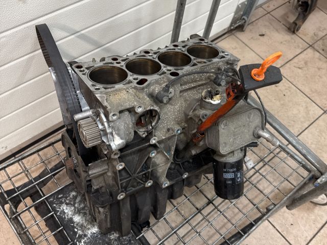 bontott AUDI A4 B6 Motorblokk (Fűzött)