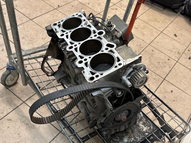 bontott AUDI A4 B6 Motorblokk (Fűzött)