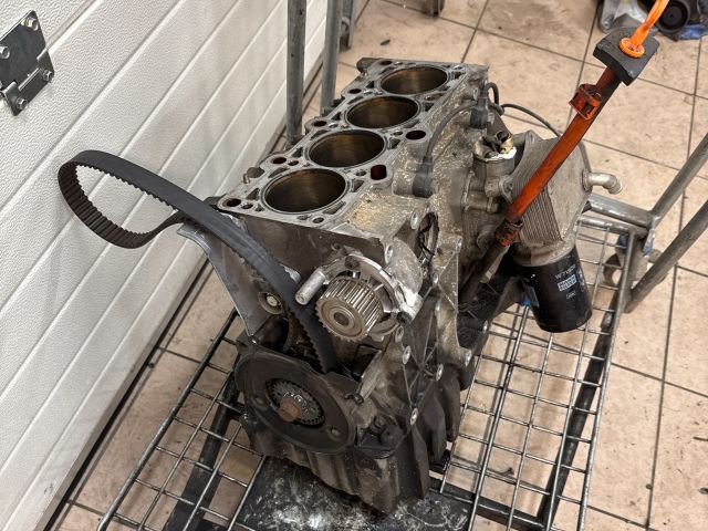 bontott AUDI A4 B6 Motorblokk (Fűzött)