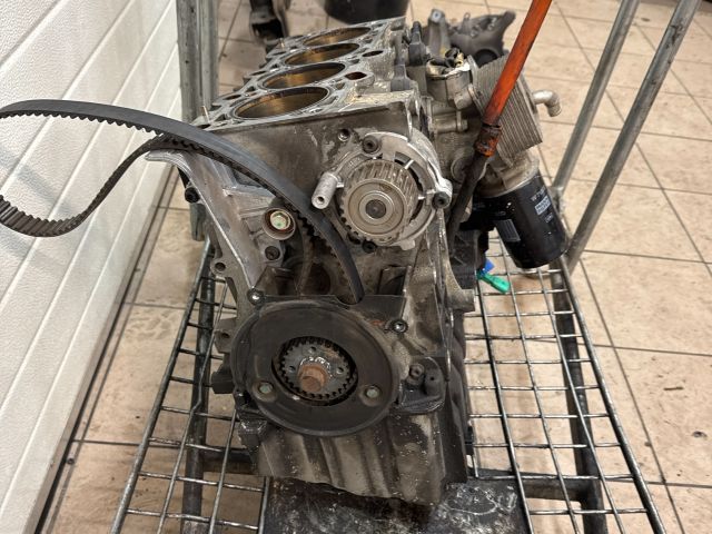 bontott AUDI A4 B6 Motorblokk (Fűzött)