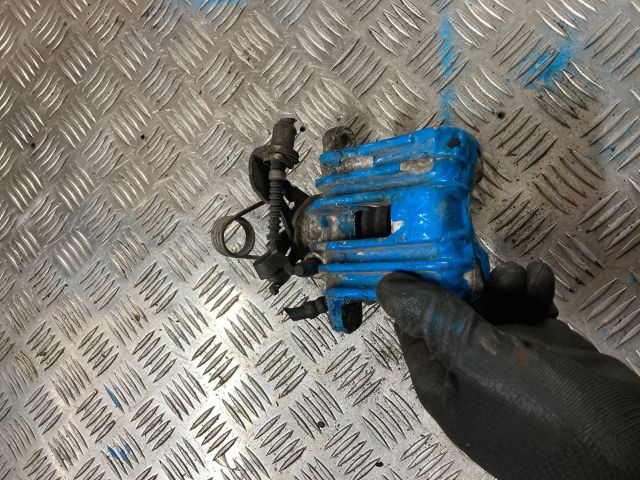 bontott AUDI A4 B6 Bal hátsó Féknyereg Munkahengerrel