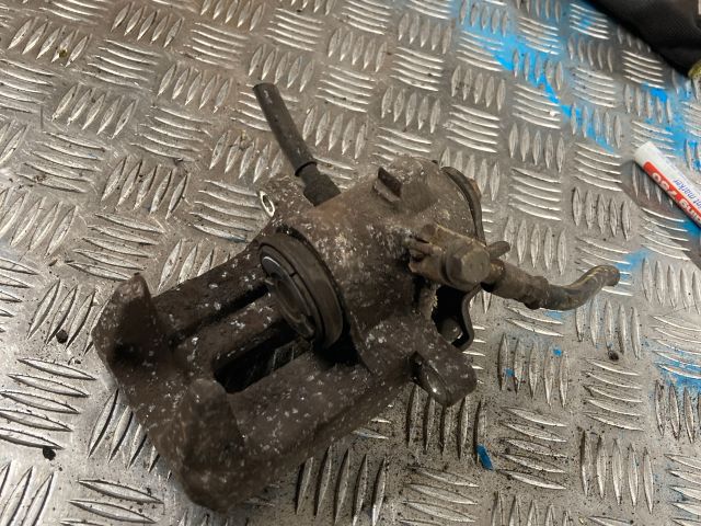 bontott AUDI A4 B6 Bal hátsó Féknyereg Munkahengerrel