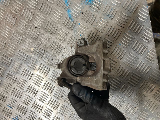 bontott AUDI A4 B6 Jobb hátsó Féknyereg Munkahengerrel