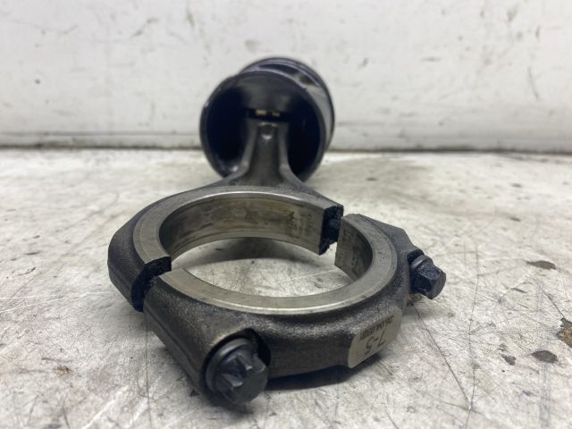 bontott AUDI A4 B6 Dugattyú és Hajtókar