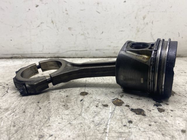 bontott AUDI A4 B6 Dugattyú és Hajtókar