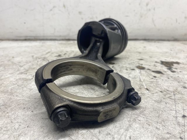 bontott AUDI A4 B6 Dugattyú és Hajtókar