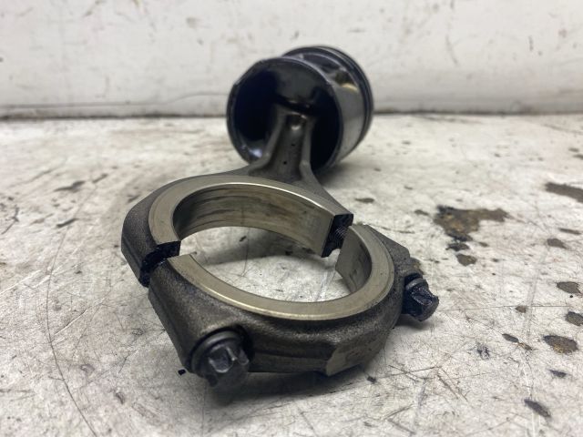 bontott AUDI A4 B6 Dugattyú és Hajtókar