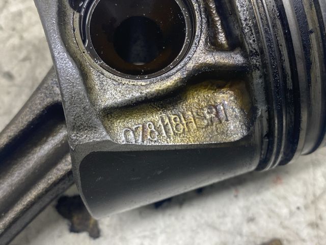 bontott AUDI A4 B6 Dugattyú és Hajtókar