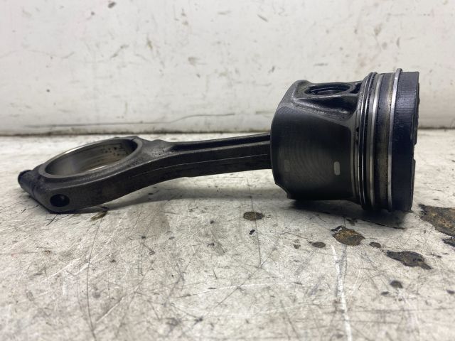 bontott AUDI A4 B6 Dugattyú és Hajtókar