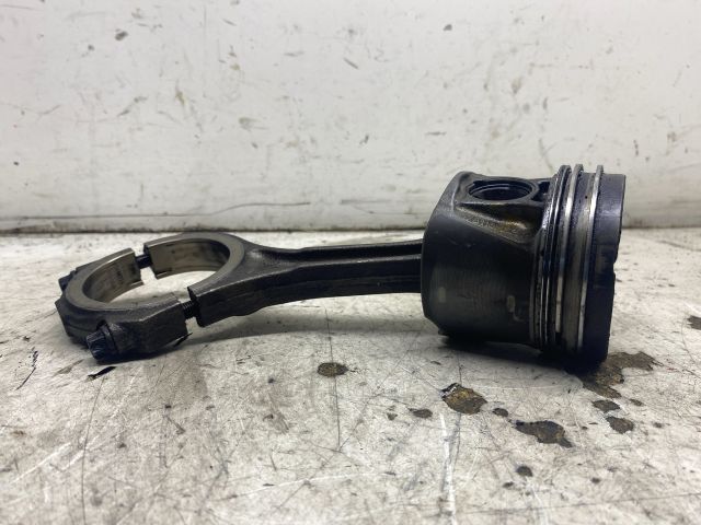 bontott AUDI A4 B6 Dugattyú és Hajtókar