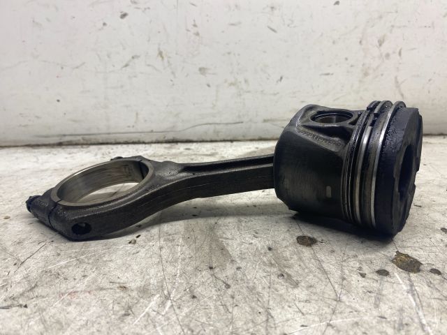 bontott AUDI A4 B6 Dugattyú és Hajtókar