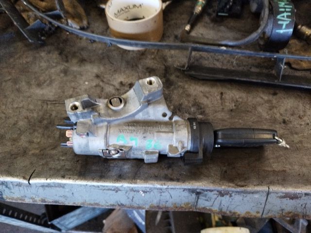 bontott AUDI A4 B6 Gyújtáskapcsoló Házzal