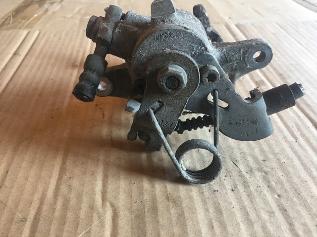 bontott AUDI A4 B6 Bal hátsó Féknyereg Munkahengerrel