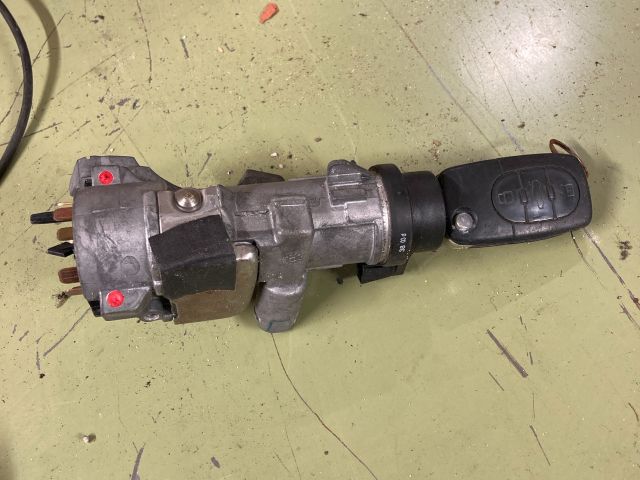 bontott AUDI A4 B6 Gyújtáskapcsoló Házzal