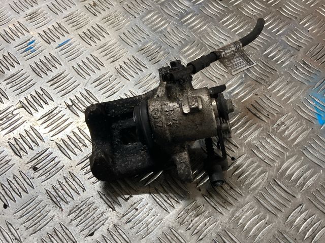 bontott AUDI A4 B6 Jobb hátsó Féknyereg Munkahengerrel