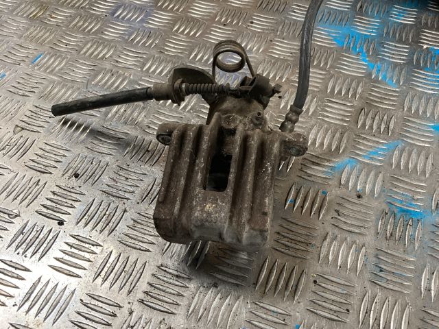 bontott AUDI A4 B6 Jobb hátsó Féknyereg Munkahengerrel