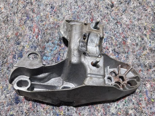 bontott AUDI A4 B6 Motor Tartó Bak Bal
