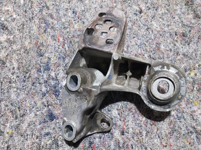 bontott AUDI A4 B6 Motor Tartó Bak Bal