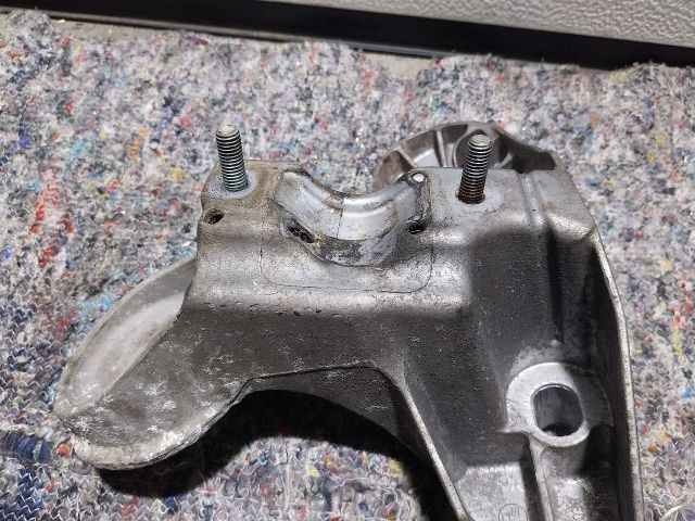 bontott AUDI A4 B6 Motor Tartó Bak Bal