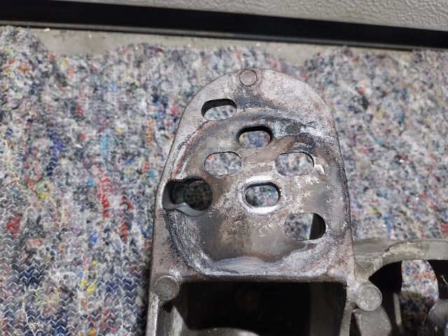 bontott AUDI A4 B6 Motor Tartó Bak Bal