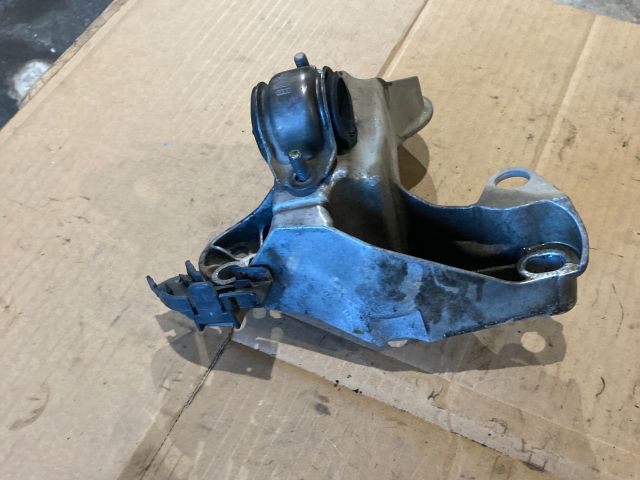 bontott AUDI A4 B6 Motor Tartó Bak (Fém)