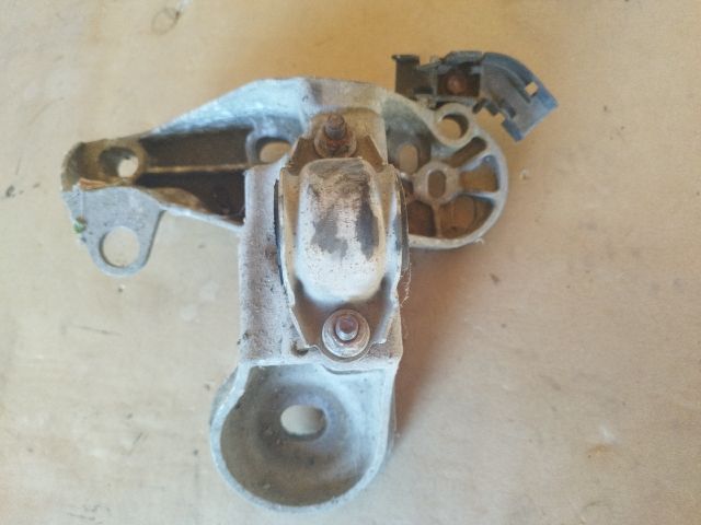 bontott AUDI A4 B6 Motor Tartó Bak Jobb