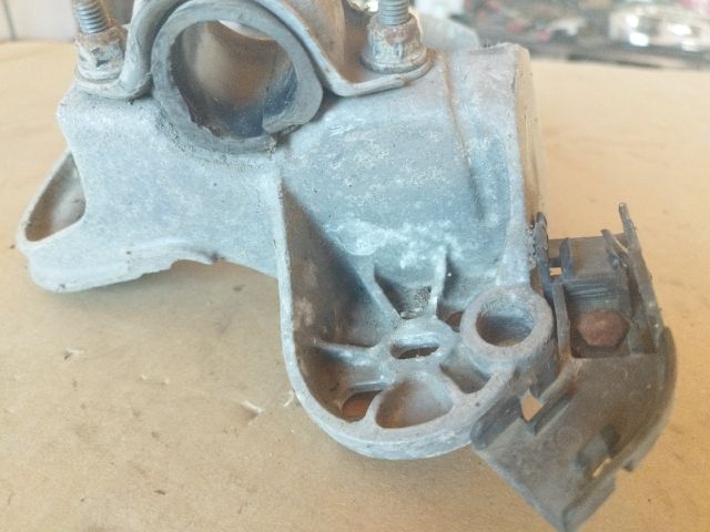 bontott AUDI A4 B6 Motor Tartó Bak Jobb