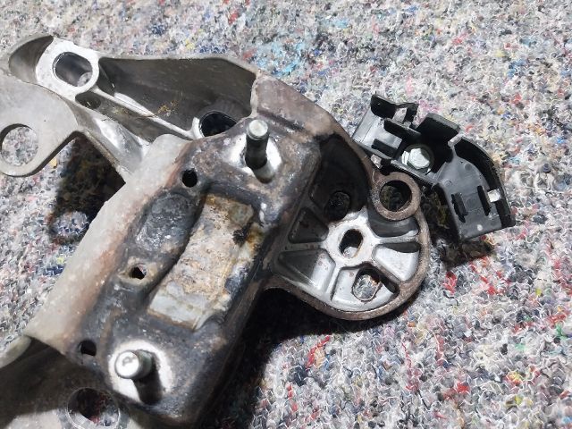 bontott AUDI A4 B6 Motor Tartó Bak Jobb