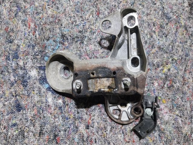 bontott AUDI A4 B6 Motor Tartó Bak Jobb