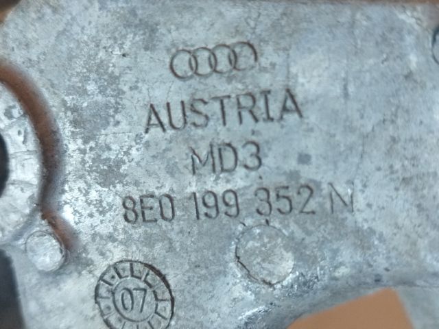 bontott AUDI A4 B6 Motor Tartó Bak Jobb