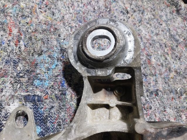 bontott AUDI A4 B6 Motor Tartó Bak Jobb