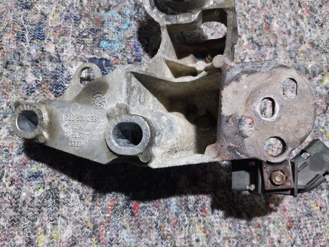 bontott AUDI A4 B6 Motor Tartó Bak Jobb