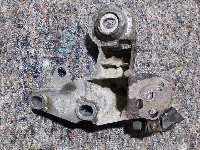 bontott AUDI A4 B6 Motor Tartó Bak Jobb
