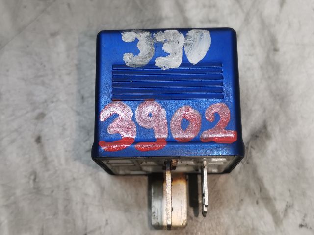 bontott AUDI A4 B6 Üzemanyag Szivattyú Relé