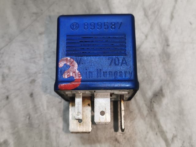 bontott AUDI A4 B6 Üzemanyag Szivattyú Relé