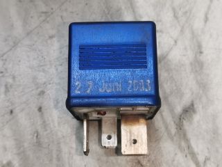 bontott AUDI A4 B6 Üzemanyag Szivattyú Relé