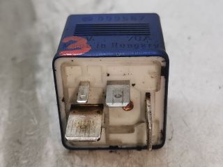 bontott AUDI A4 B6 Üzemanyag Szivattyú Relé