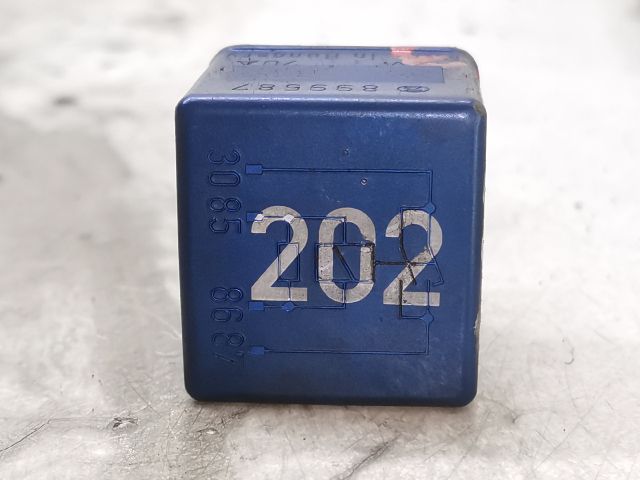 bontott AUDI A4 B6 Üzemanyag Szivattyú Relé