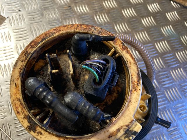 bontott AUDI A4 B6 Üzemanyag Szivattyú