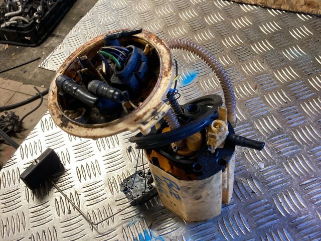 bontott AUDI A4 B6 Üzemanyag Szivattyú