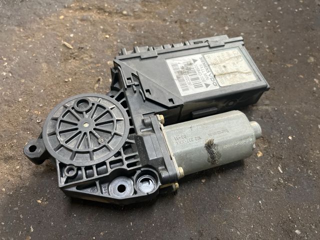 bontott AUDI A4 B6 Bal első Ablakemelő Motor