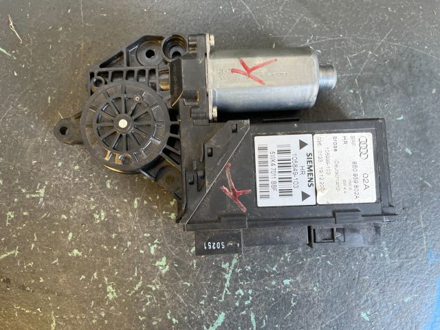 bontott AUDI A4 B6 Bal első Ablakemelő Motor