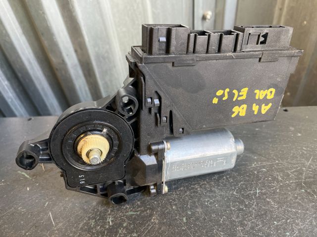 bontott AUDI A4 B6 Bal első Ablakemelő Motor