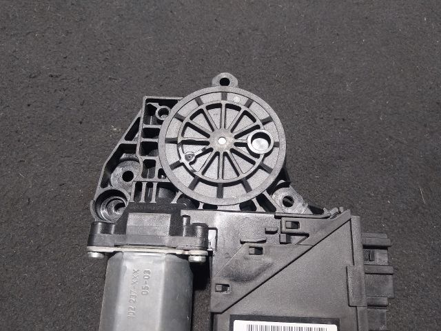 bontott AUDI A4 B6 Bal első Ablakemelő Motor