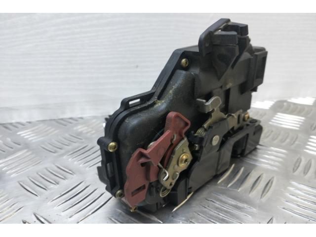 bontott AUDI A4 B6 Bal első Ajtózár