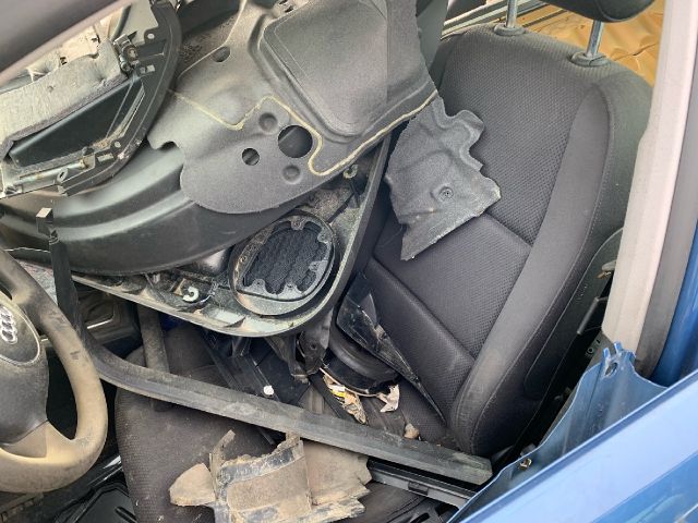 bontott AUDI A4 B6 Bal első Biztonsági Öv